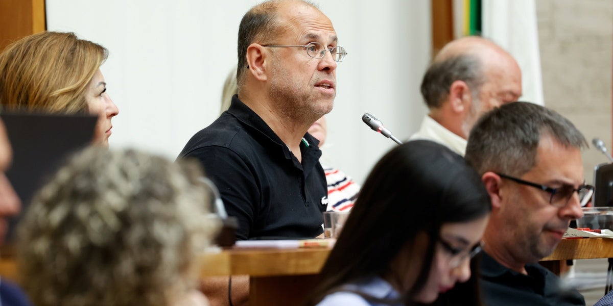 El regidor d'Economia i impostos, Antonio Rodríguez Galián, ha explicat l'operació de crèdit per fer possible la promoció Can Gambús 2. Autor: D.Jiménez.