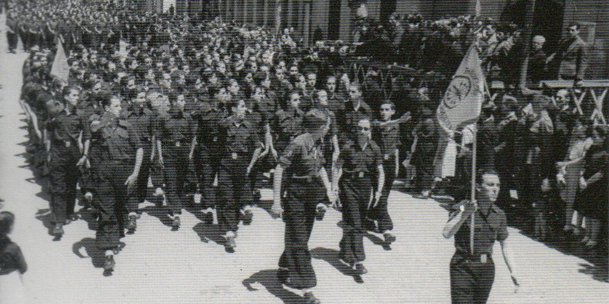 Foto portada: desfilada del Frente de Juventudes a la Rambla, l'1 de juny de 1941