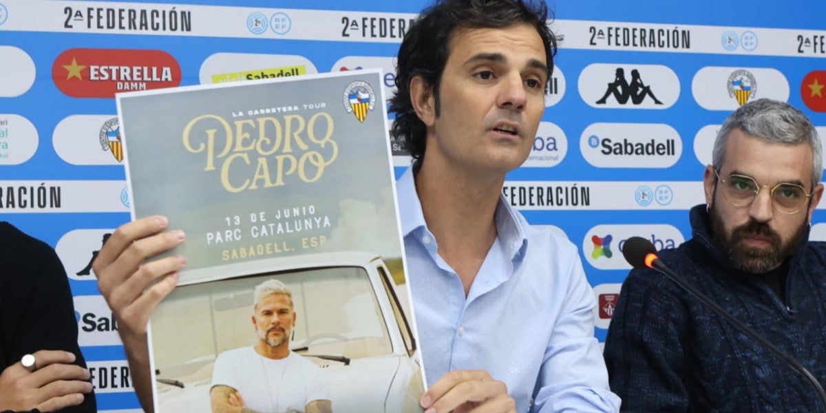 Bruno Batlle, amb el cartell de Pedro Capó. Autor: CES