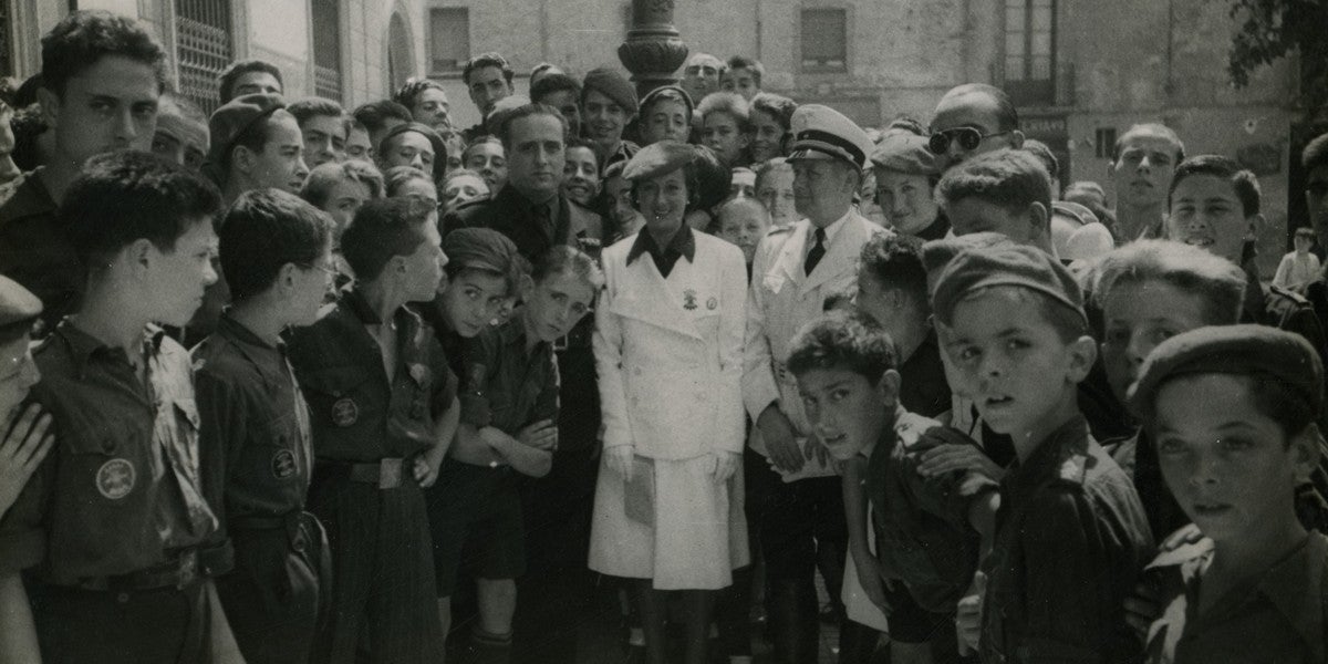 Magda Coret i Devlet Elhers. cap de les Joventuts Hitlerianes a la plaça Sant Roc, 22 d'agost de 1941. El Socorro Blanco va ser pedrera de la Falange. 