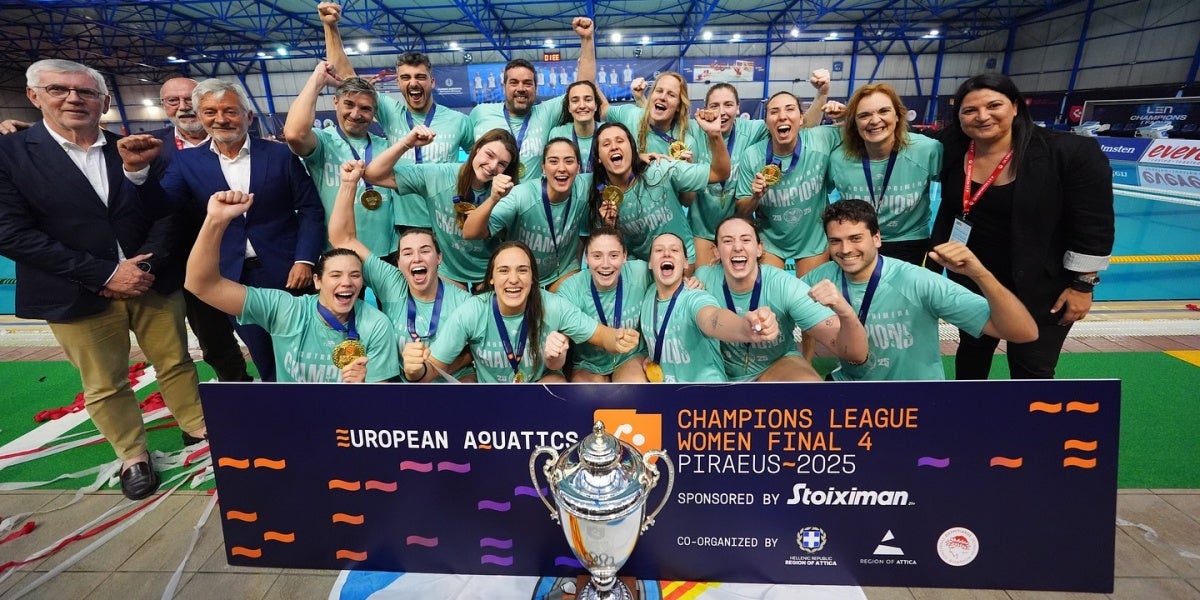 Les jugadores del CN Sant Andreu, celebrant el títol. Entre elles, la sabadellenca Nona Pérez, la barberenca Marina Cordobés i les rubinenques Elena Ruiz i Gisela Farré. Totes van formar-se i debut al CN Sabadell. Autor: Euroaquatics.