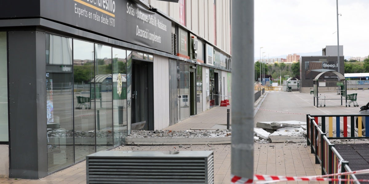Via Sabadell, 48 hores després de la caiguda d'un plagó de formigó que ha caigut sobre un home, amb resultat de mort. Autor: D.Jiménez.