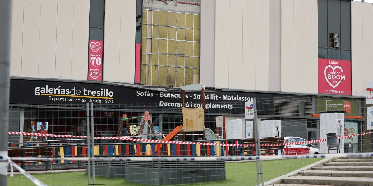 Via Sabadell, 48 hores després de la caiguda d'un plagó de formigó que ha caigut sobre un home, amb resultat de mort. Autor: D.Jiménez.