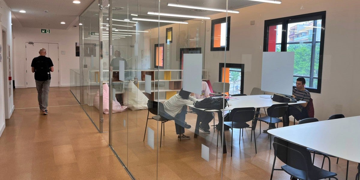 Sala d'estudi de la nova seu de l'Escola Municipal de Música i Conservatori Professional a Sabadell. Autor: Jordi M.