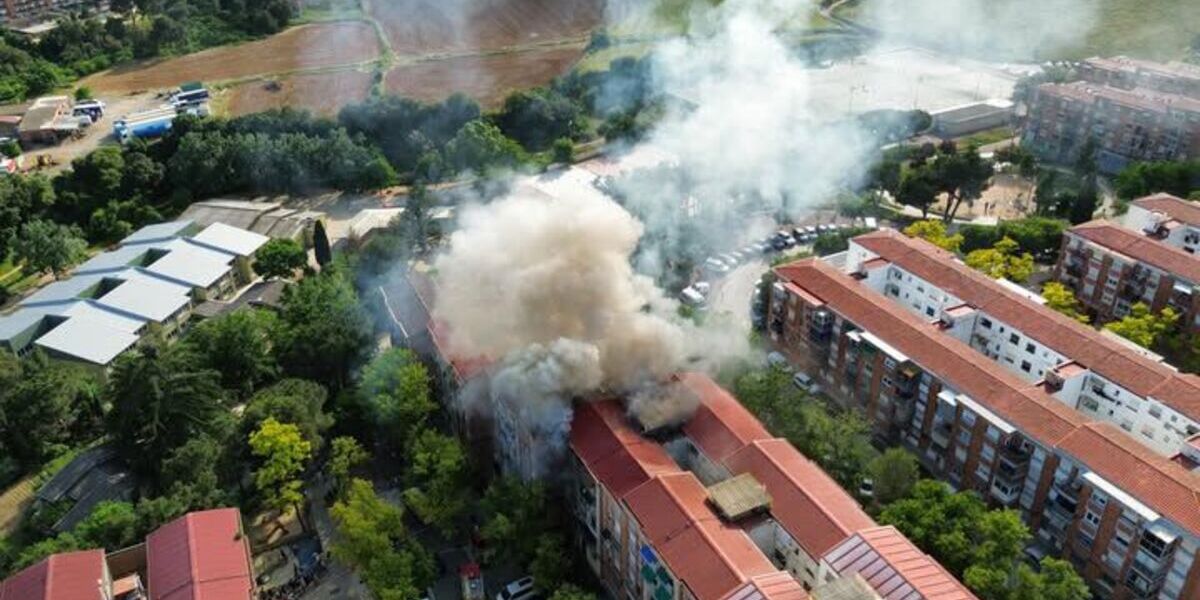 Incendi al carrer Prullans. Autor: cedida / @utorresshots