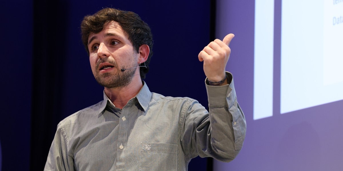 El meteoròleg Xavi Segura, aquest dijous a l'Aula de l'Aigua, durant la ponència sobre l'impacte del canvi climàtic a Catalunya. Autor: D.Jiménez.