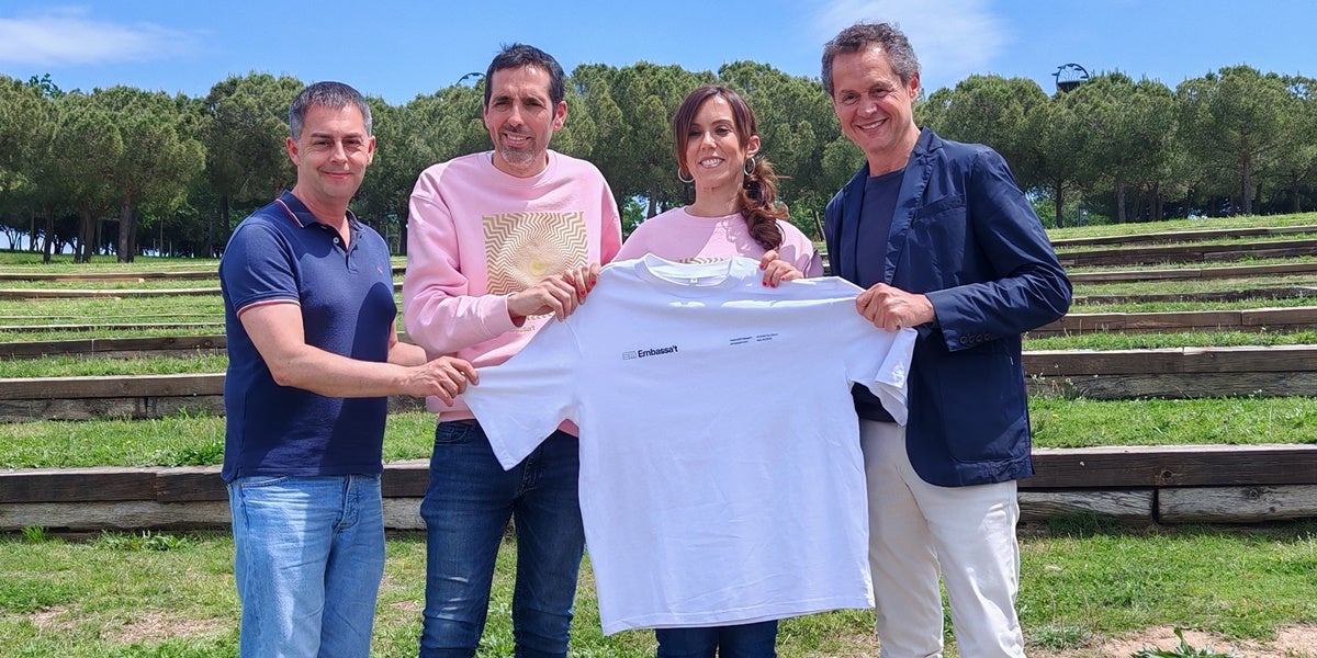 L'alcaldessa Marta Farrés, acompanyada del director del festival, Arnau Solsona, i dels regidors Carles de la Rosa i Lluís Matas, presentant la samarreta de l'edició d'enguany. Autor: Albert P.