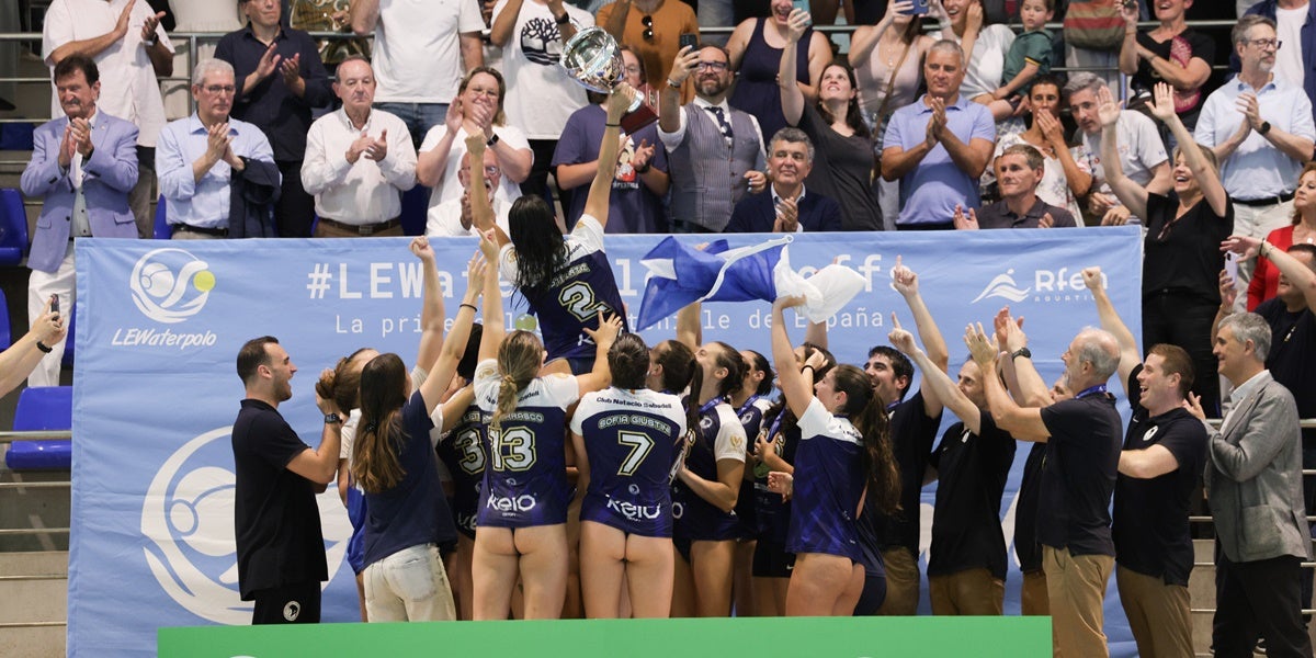 Mati Ortiz, aixecada per les seves companyes. Autor: D. Jiménez