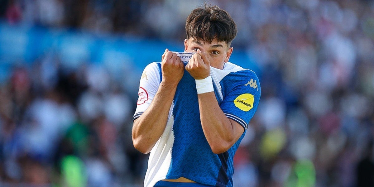 Foto de portada: Miguelete, petonejant-se l'escut després del seu gol. Autora: Dihör