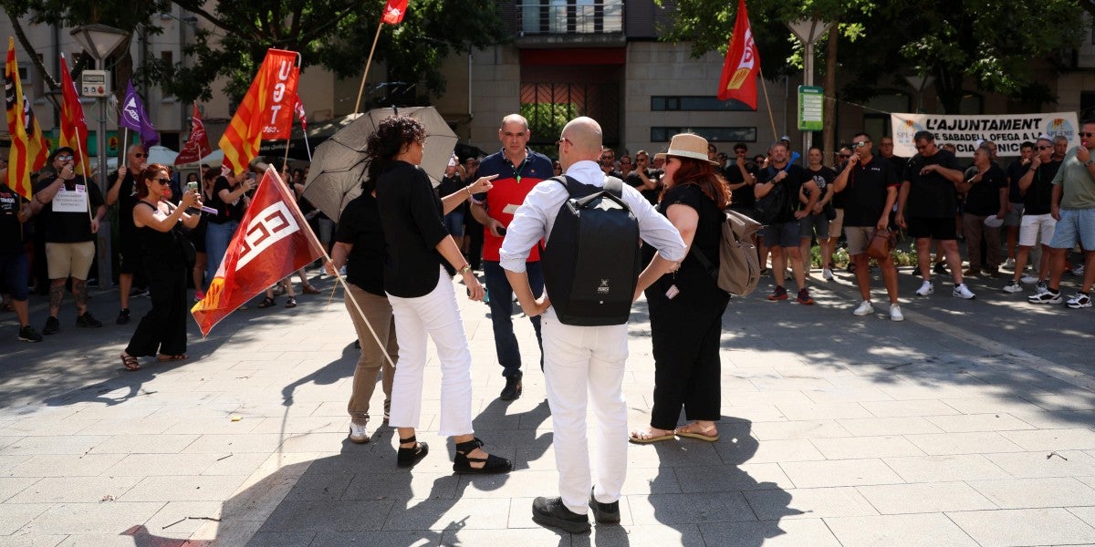 Protestes a les portes de l'Ajuntament per demanar un nou conveni per als treballadors municipals. Autor: David Jiménez.