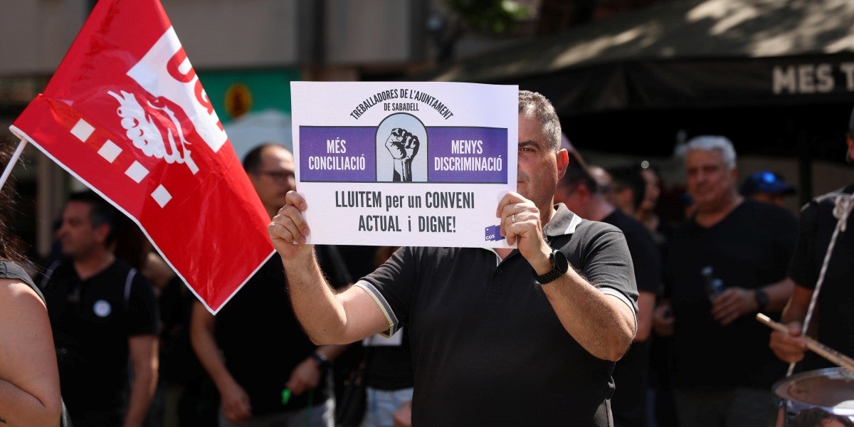 Protestes a les portes de l'Ajuntament per demanar un nou conveni per als treballadors municipals. Autor: David Jiménez.