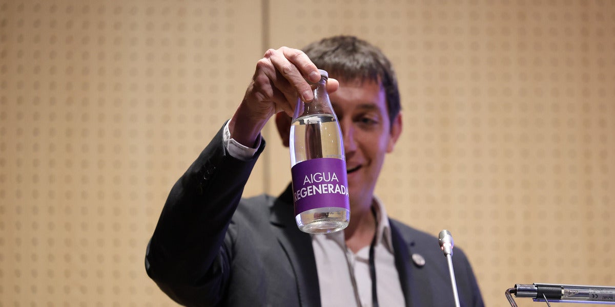 Lluís Jordan, director general d'Aigües Sabadell, amb una ampolla d'aigua regenerada. Autor: David Jiménez.