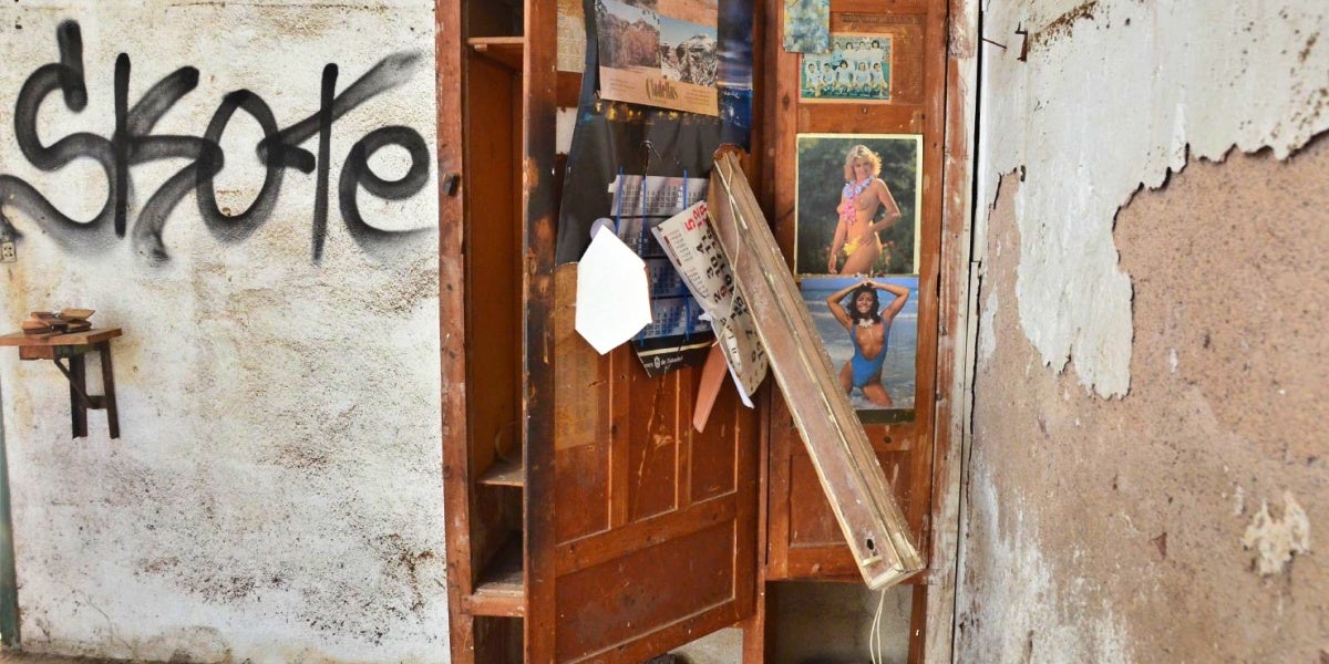 Interior de la caserna de la Guàrdia Civil, que va ser ocupada l'any 2017 per col·lectius alternatius. Autor: David B.