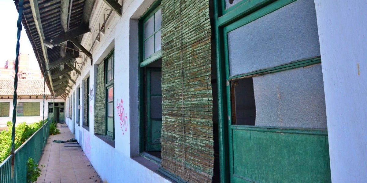 Interior de la caserna de la Guàrdia Civil, que va ser ocupada l'any 2017 per col·lectius alternatius. Autor: David B.