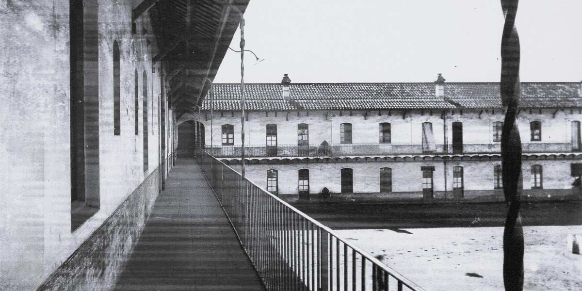 La galeria d'habitatges de la Caserna de la Guàrdia Civil. Autor: Francesc Casañas (1915-1920)/AHS