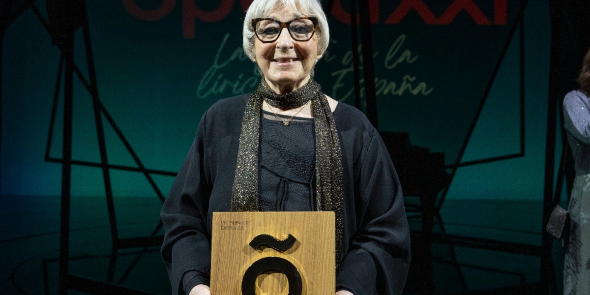 Mirna Lacambra, amb el guardó que va rebre l'Escola d'Òpera per part d'Òpera XXI. Autor: cedida.