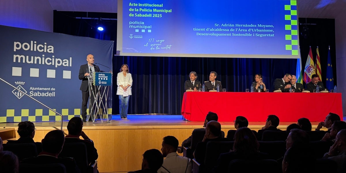 Foto portada: agents de la Policia Municipal reconeguts durant l'acte. Autor: Ajuntament / cedida.