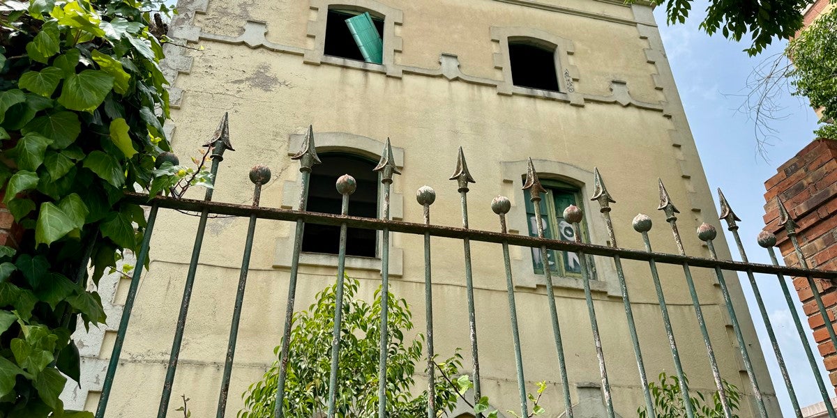 Foto portada: l'antiga caserna de la Guàrdia Civil, el juny de 2025. Autor: ACN.