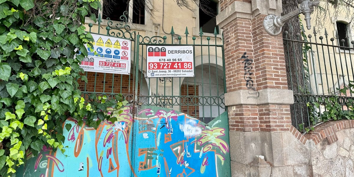 Foto portada: l'antiga caserna de la Guàrdia Civil, el juny de 2025. Autor: ACN.