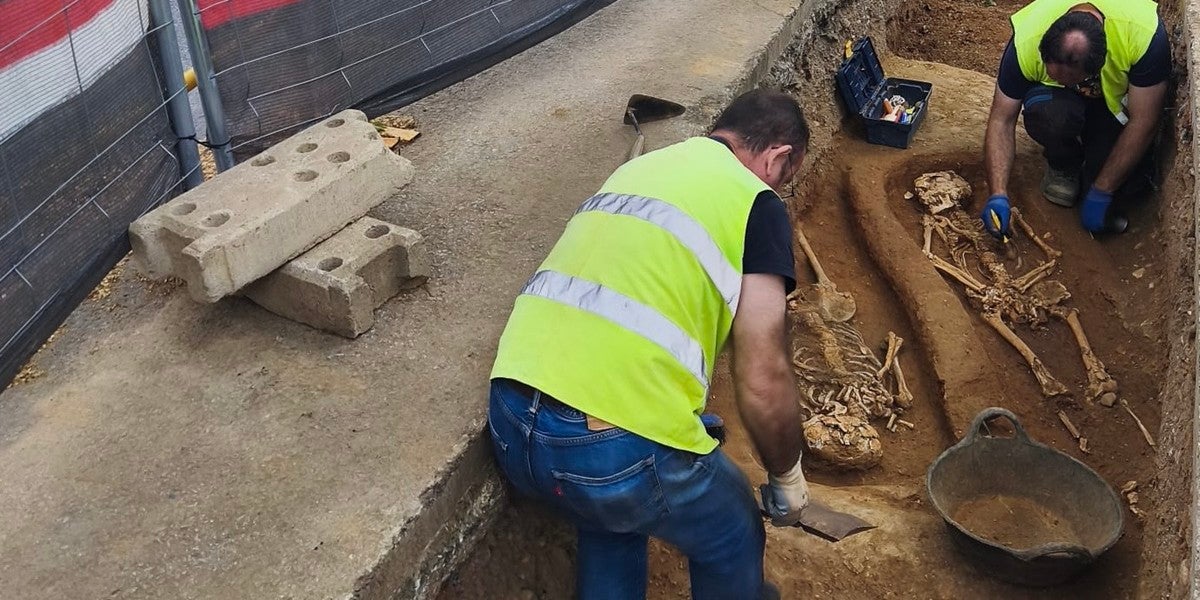 Treballs arqueològics al carrer de Vilarrúbies, que han fet aflorar l'antic cementiri del Taulí. Autor: ACN.