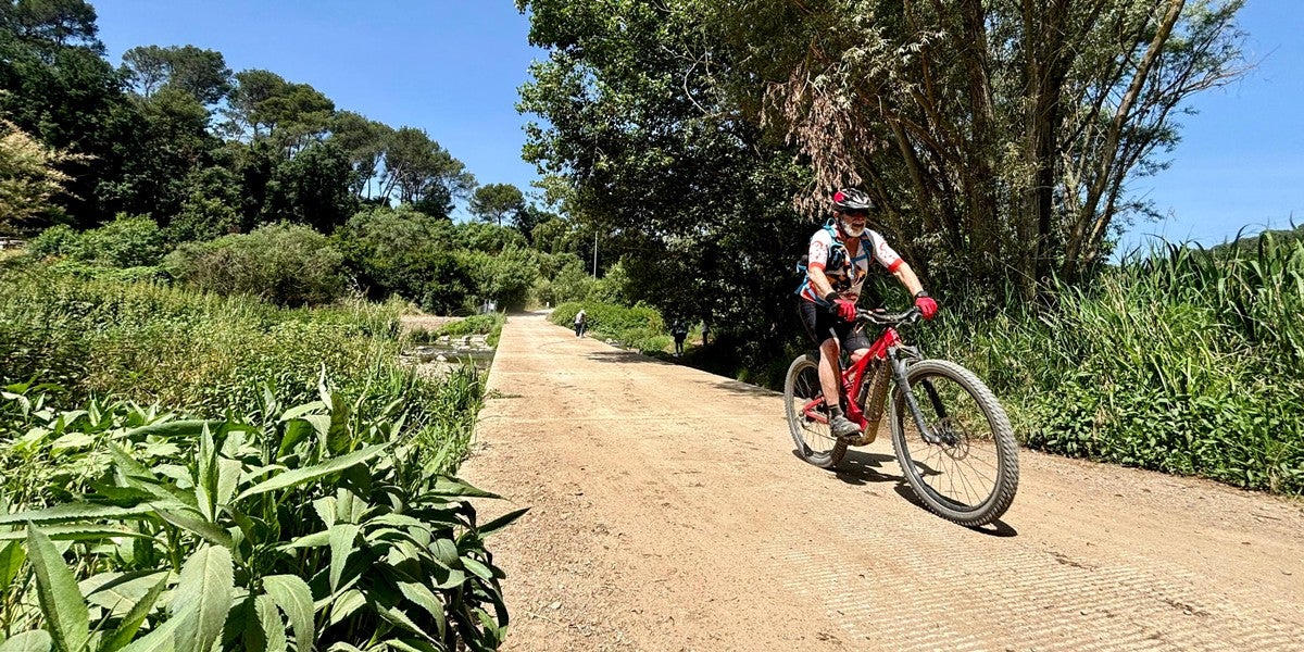 Un ciclista al riu Ripoll, el dia 1 de juny de 2025. Autor: J.d.A.