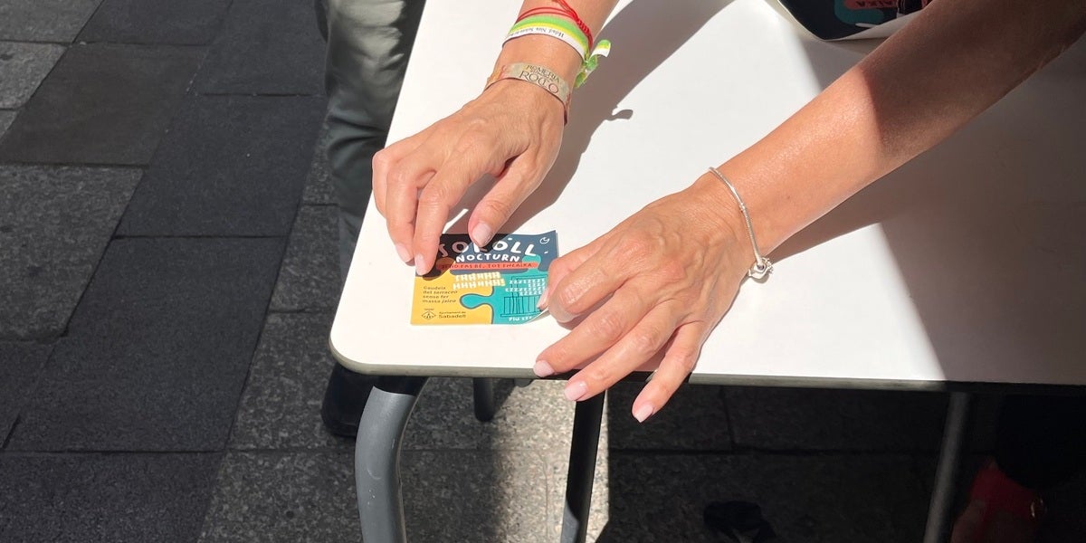 Adrián Hernández i Montse González, presentant la campanya contra el soroll nocturn. Autor: Jordi M