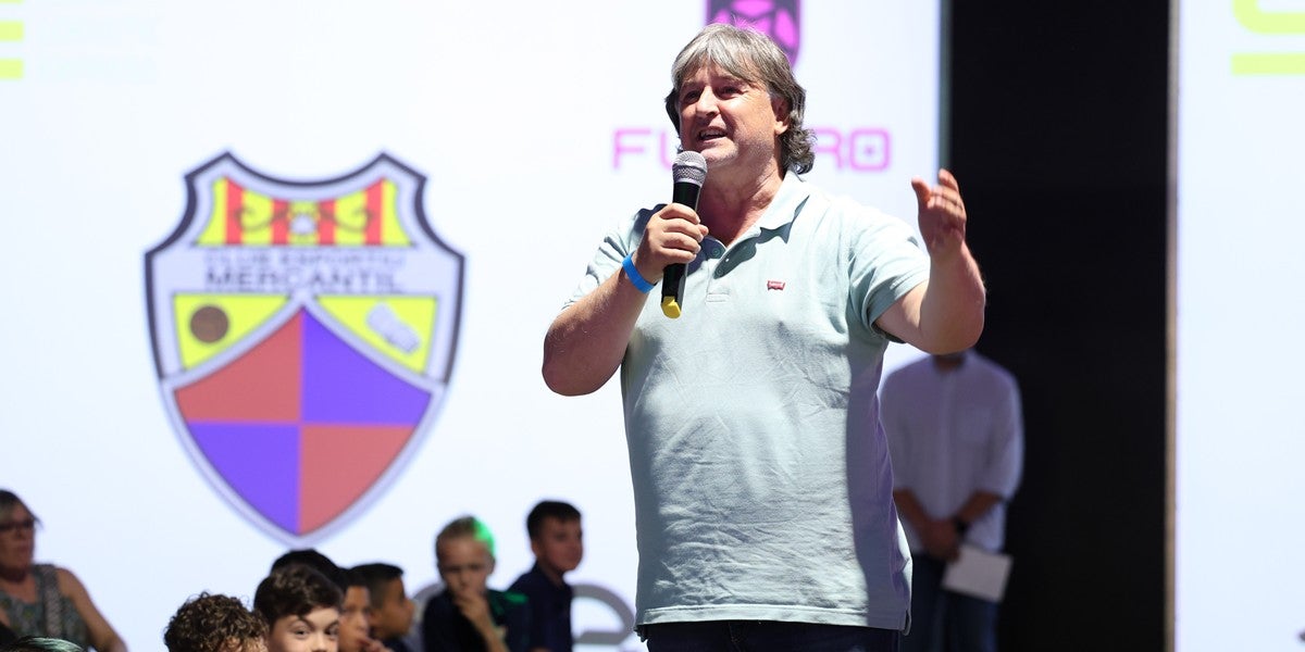 Foto portada: alguns dels participants a la presentació de la roba del CE Mercantil. Autor: D.Jiménez.