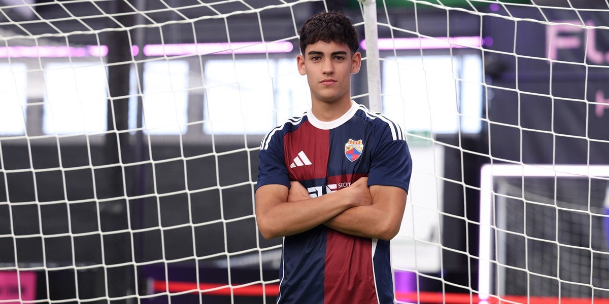 Foto portada: alguns dels participants a la presentació de la roba del CE Mercantil. Autor: D.Jiménez.