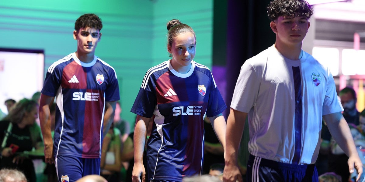 Foto portada: alguns dels participants a la presentació de la roba del CE Mercantil. Autor: D.Jiménez.