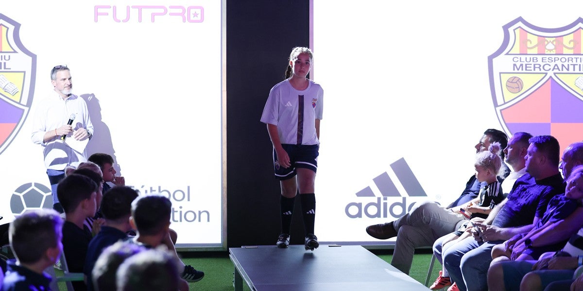 Foto portada: alguns dels participants a la presentació de la roba del CE Mercantil. Autor: D.Jiménez.