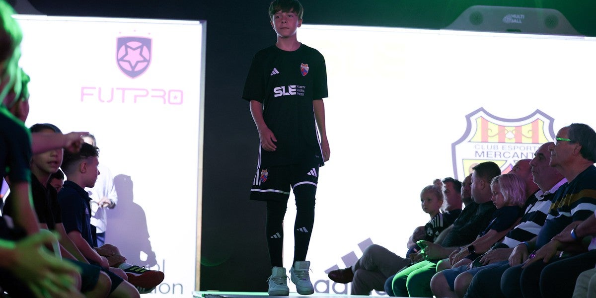 Foto portada: alguns dels participants a la presentació de la roba del CE Mercantil. Autor: D.Jiménez.