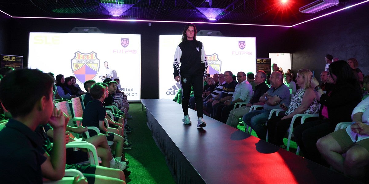 Foto portada: alguns dels participants a la presentació de la roba del CE Mercantil. Autor: D.Jiménez.