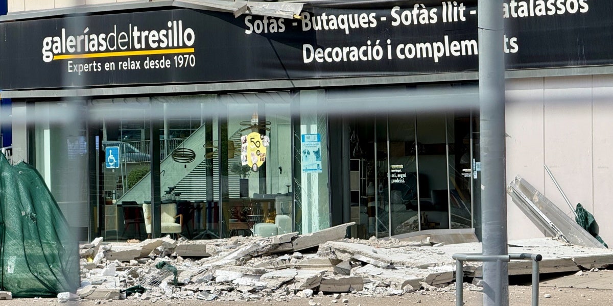 Segona placa de formigó caiguda a l'exterior d'una nau comercial de Via Sabadell. Autor: ACN.