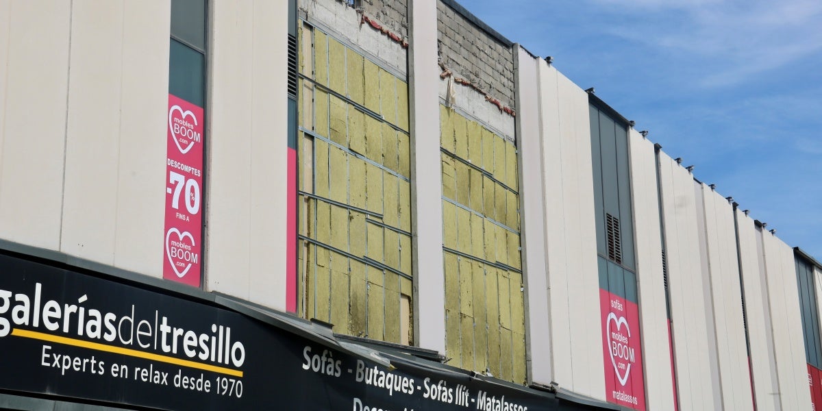 Segona placa de formigó caiguda a l'exterior d'una nau comercial de Via Sabadell. Autor: ACN.