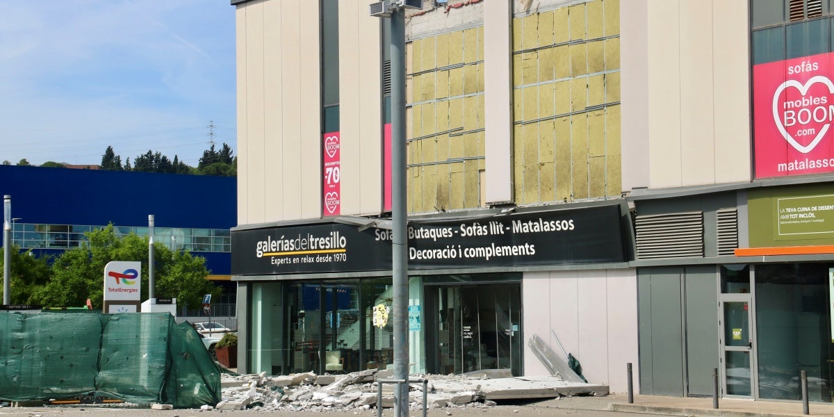 Segona placa de formigó caiguda a l'exterior d'una nau comercial de Via Sabadell. Autor: ACN.