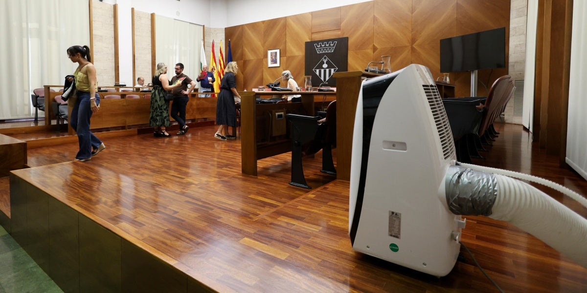 Foto portada: la sala de plens, aquest dilluns, tombat per la calorada. Autor: D.Jiménez.