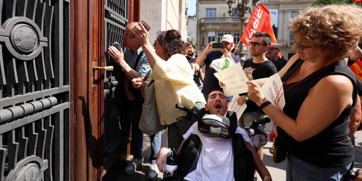 Manifestants intentant entrar sense èxit a la Casa Gran. Autor: D.Jiménez.