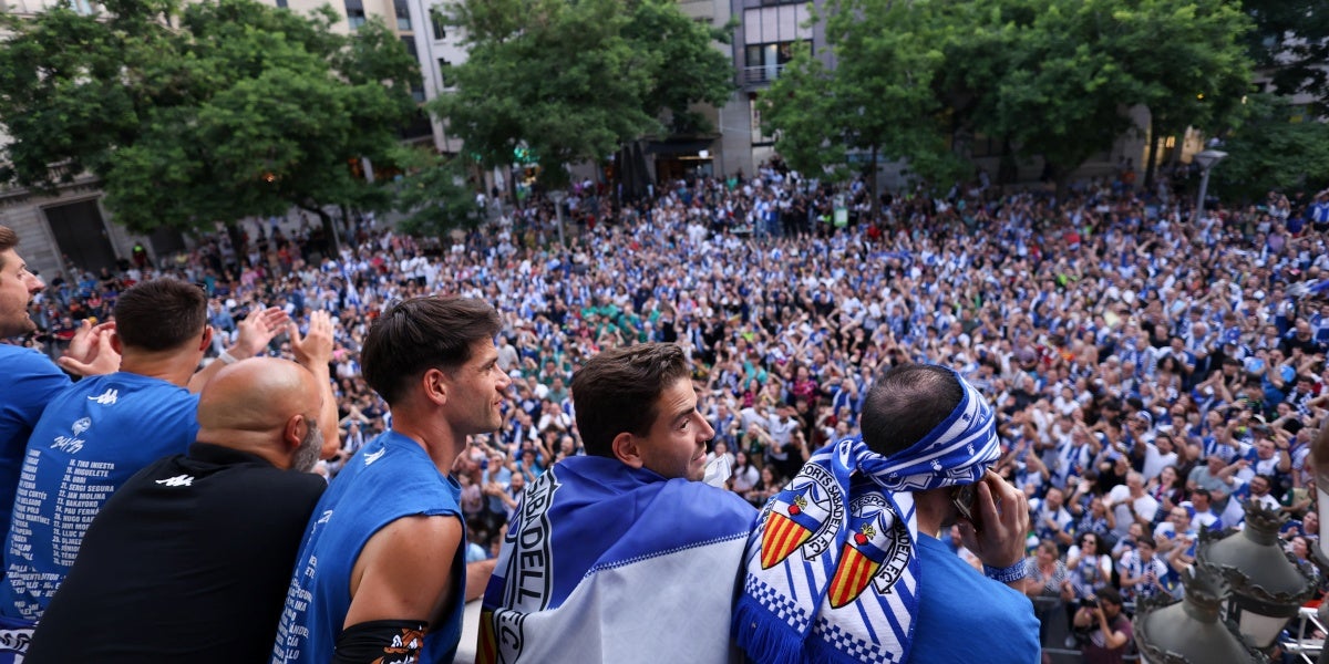 Jugadors amb l'afició al fons. Autor: D.Jiménez.