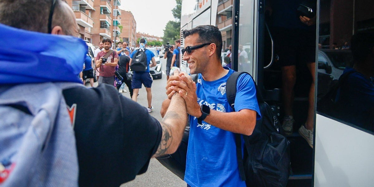 Rubén Martínez, baixant de l'autocar. Autora: Dihor.