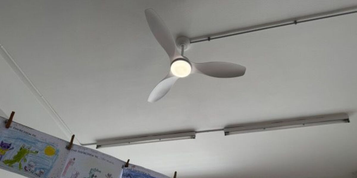 Foto de portada: Aula amb ventiladors. Ajuntament de Sabadell