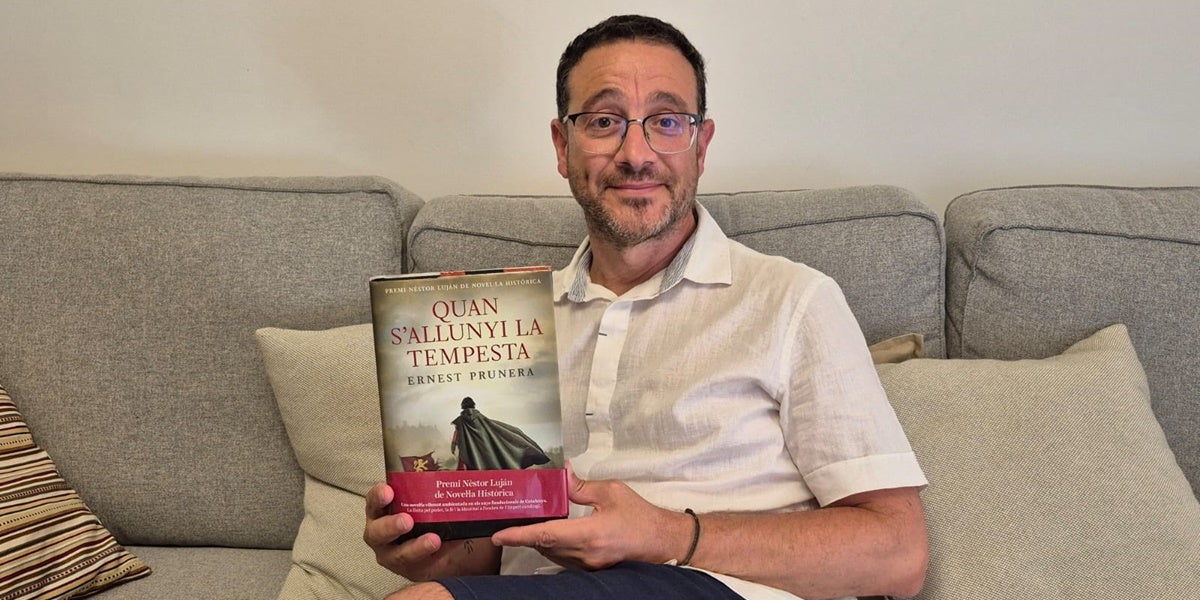 Ernest Prunera, amb el llibre. Cedida