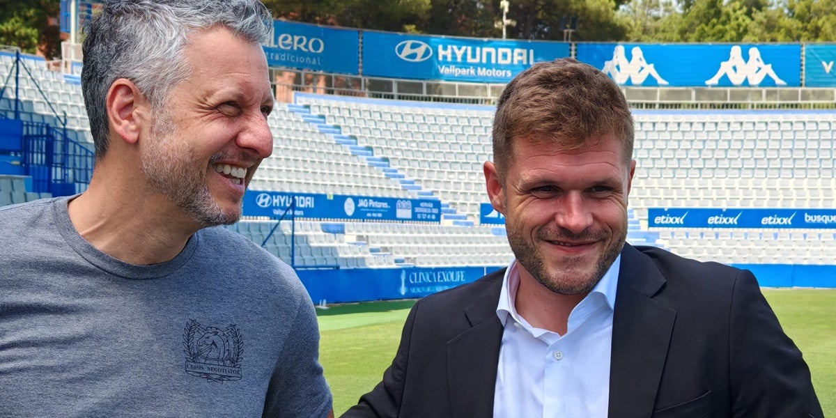 Ferran Costa, intercanviant impressions amb el màxim accionista, Adam Rothstein. Autor: Albert P.