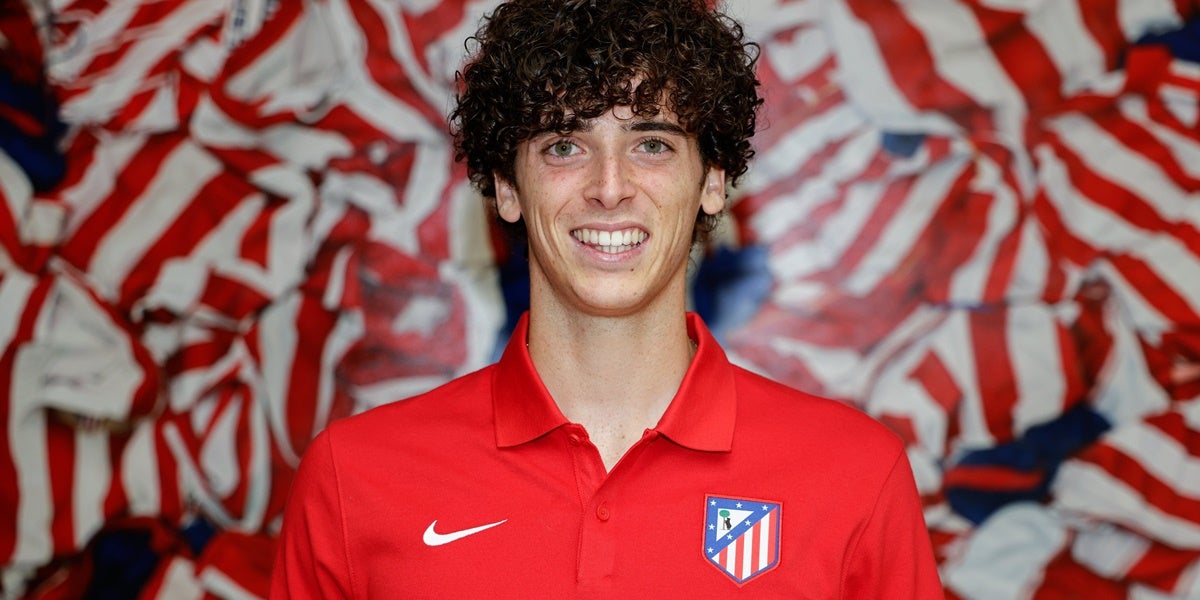 Foto de portada: Javi Morcillo, posant amb els colors de l'Atlético de Madrid. @AtletiAcademia, via X