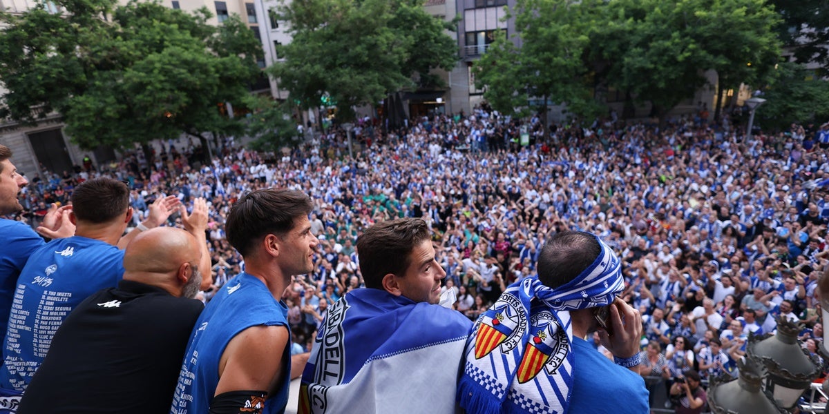 Foto de portada: Balcó de l'Ajuntament, els jugadors i els aficionats. Autor: D. Jiménez
