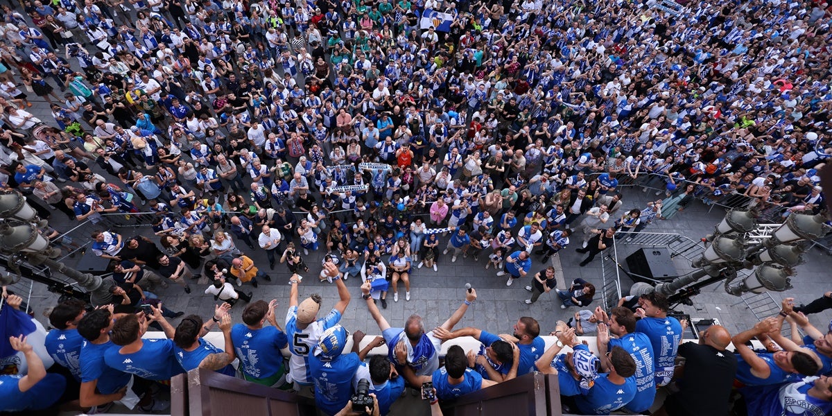 Pla zenital dels jugadors al balcó amb els arlequinats. Autor: D. Jiménez