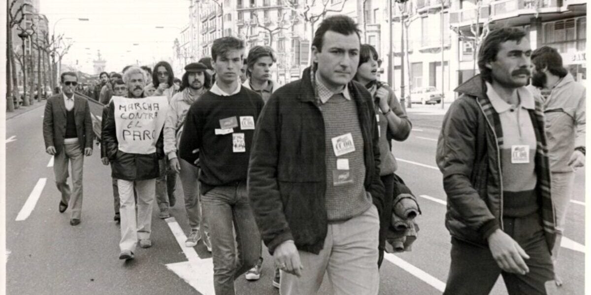 Celestino Sánchez, el febrer de 1984, marxant per la Gran Via de Barcelona amb els aturats de Tarragona. Autor: Santiago Romero / Avant. Extreta de l'Arxiu Josep Serradell.