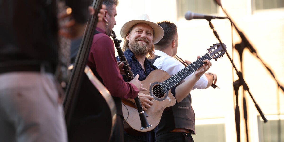 Barcelona Gipsy Balkan Orquestra: Música sense fronteres. Autor: David Jiménez.