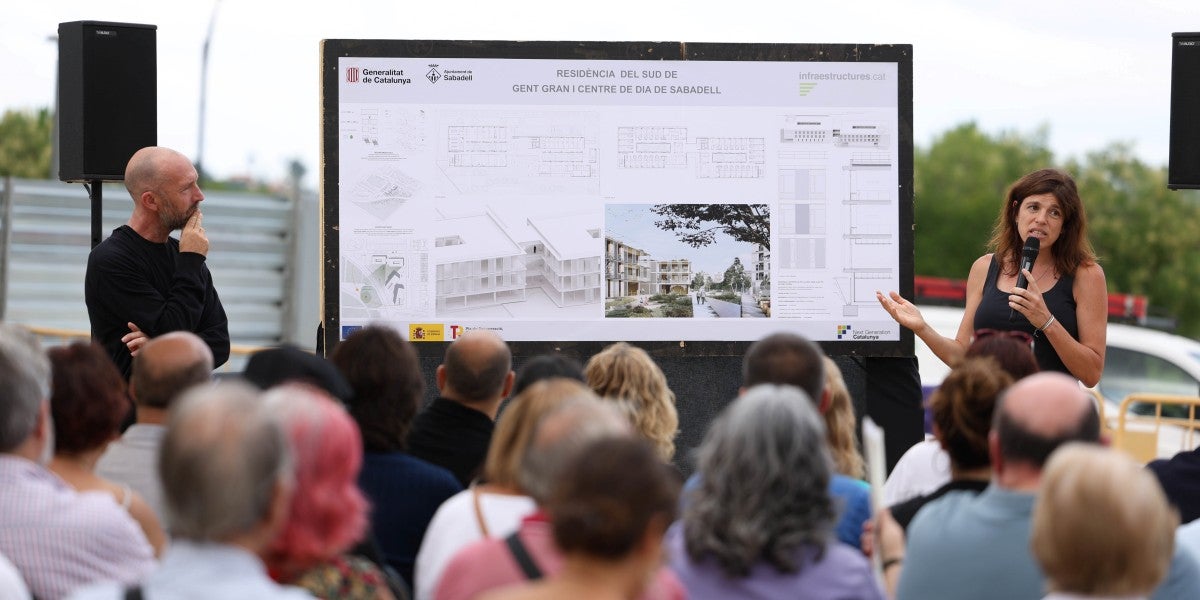 Walter Marchisio i Maria Llongueras, arquitectes, explicant el projecte de la residència del sud. Autor: David Jiménez.