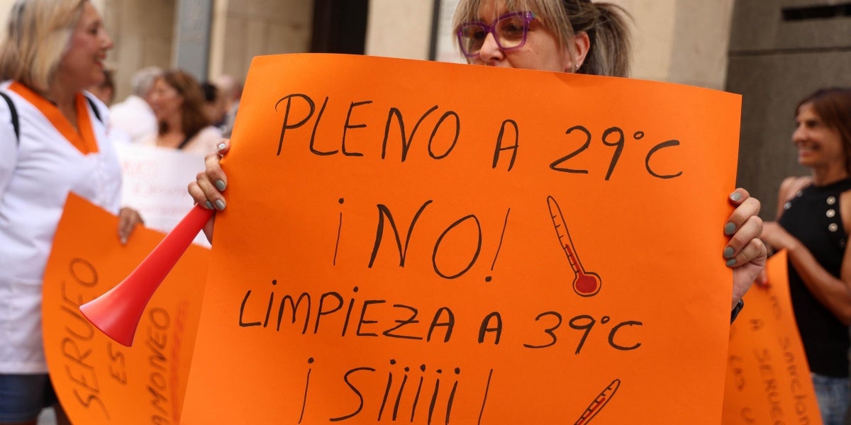 Treballadors de Serveo, a les portes del ple del Principal. Autor: D.Jiménez.