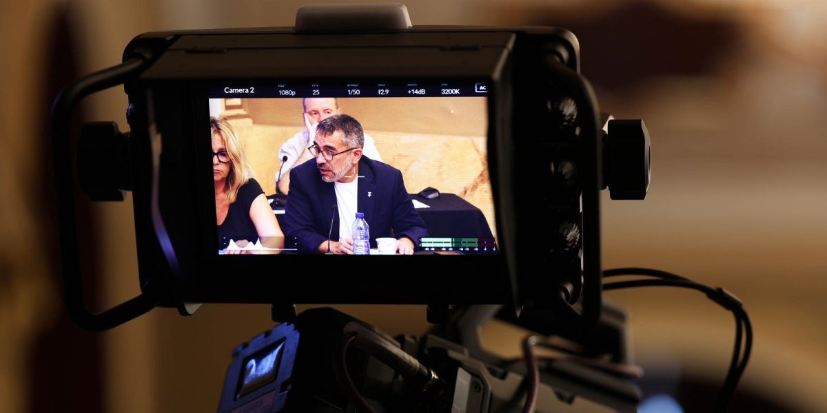 El portaveu d'ERC, des d'una càmera de vídeo, al ple. Autor: D.Jiménez.